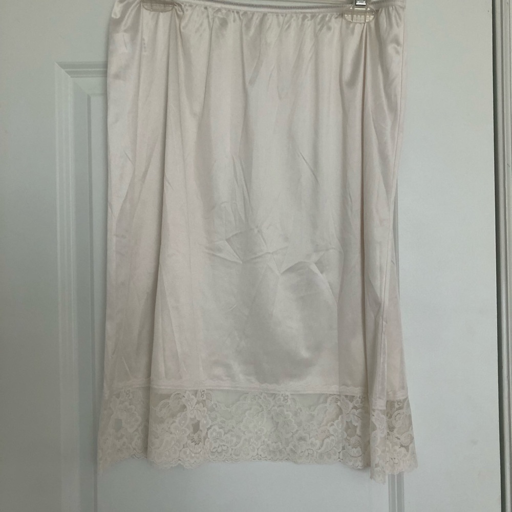 Vassarette Classic Lace-Hem Half Slip in White